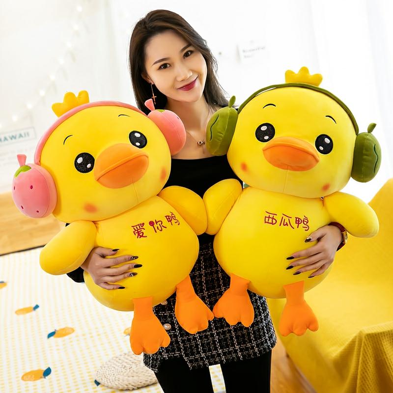 Kinderpluche Speelgoed |   Geef Een Duik In De Wereld Van Schattige Knuffels Met Onze “Go Duck” Pluche Knuffel! Dit Schattige Eendje Is Het Perfecte Cadeau Voor Kinderen, Vooral Voor Valentijnsdag. Het Is Een Geweldig Speelgoed Voor Meisjes En Een Liefdevol Geschenk Dat Hun Hart Zal Veroveren. Perfect Voor Knuffelen En Spelen! Kinderpluche Speelgoed Kinderpluche Speelgoed